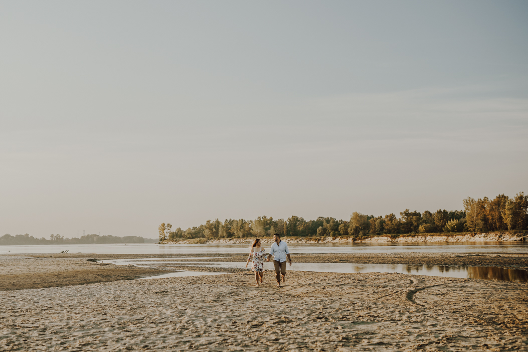 piękne zdjęcie zakochanej pary biegnącej po plaży podczas sesji narzeczenskiej pod Warszawą