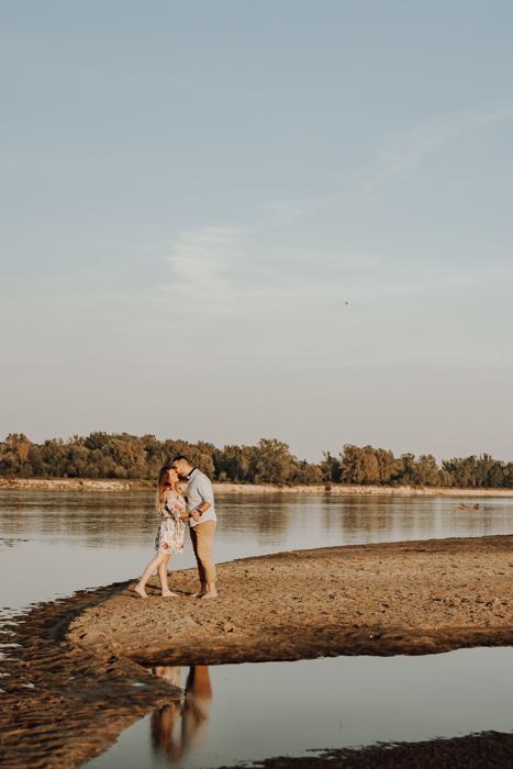romantyczne zdjęcie całującej się pary nad wodą