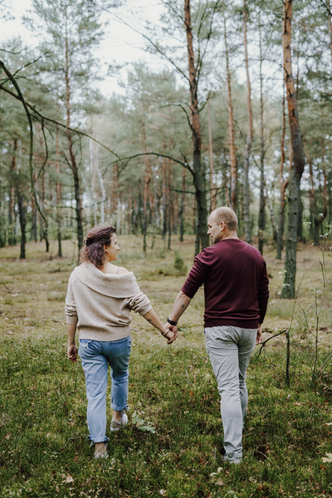 romantyczna sesja dojrzałego małżeństwa w lesie pod Warszawą