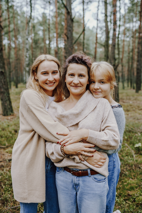 portret mamy i dorosłych córek wykonany w lesie pod Warszawą