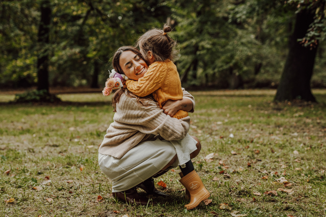 młoda mama przytulacjąca się z córeczką podczas sesji zdjęciowej w Warszawie 