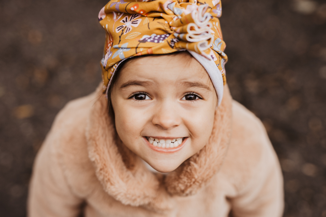 portret kilkuletniej dziewczynki w żółtym turbanie wykonany przez fotografa
