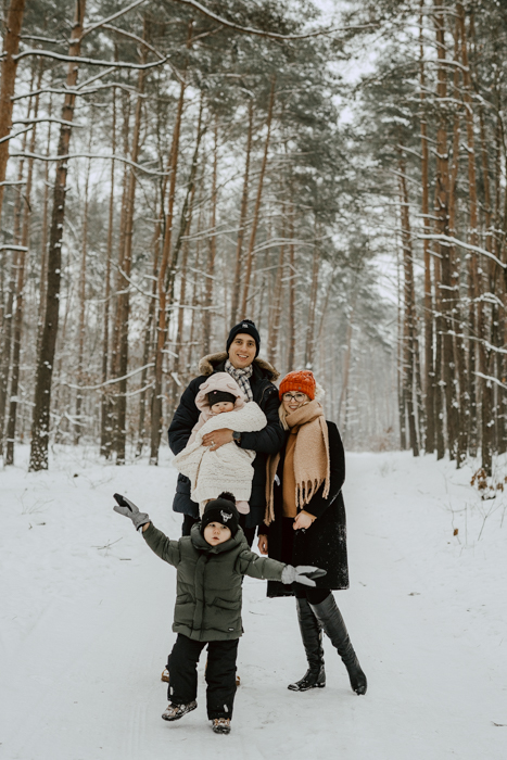 portret rodziny 2 + 2 wykonany zimą w Puszczy Kampinoskiej w Starych Babicach