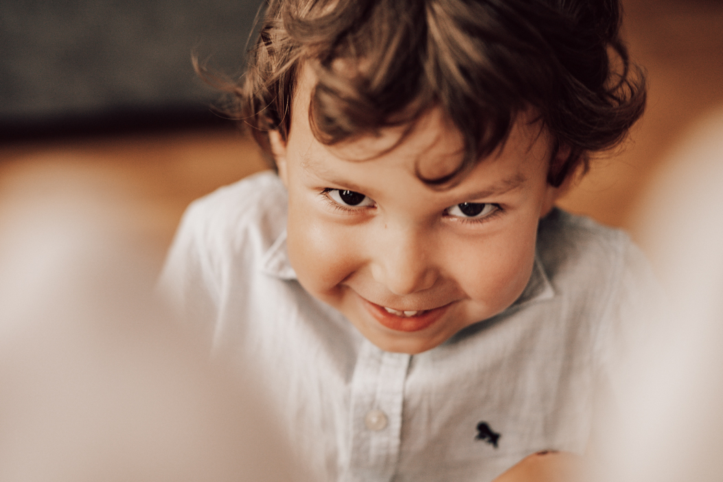 zdjęcie uśmiechniętego chłopca z sesji domowej w Warszawie