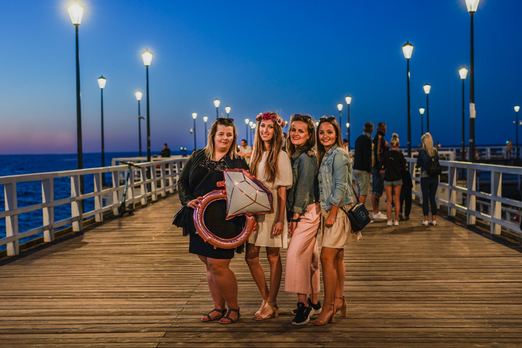 zdjęcie grupowie młodych dziewczyn na wieczorze panieńskim