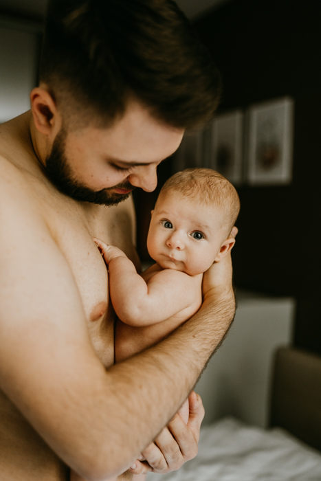 zdjęcie skin to skin taty i syna z sesji niemowlęcej w domu w Warszawie 