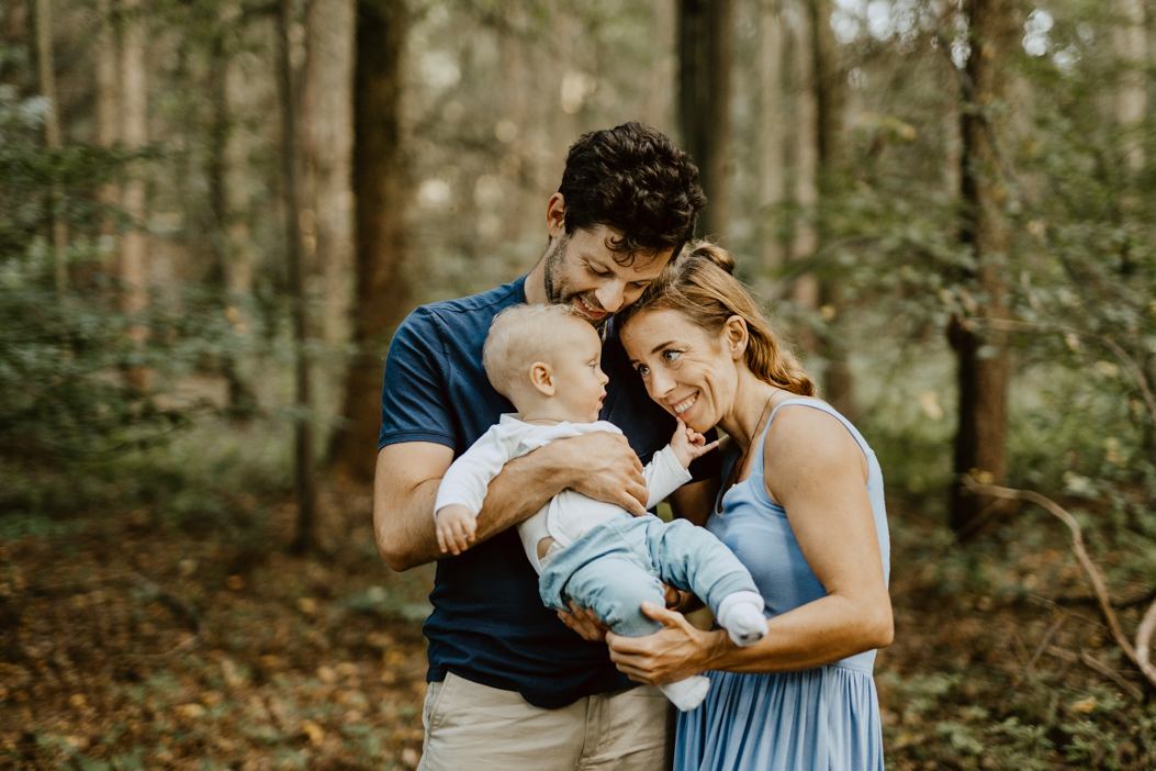 czuły kadr rodziców i niemowlaka pochodzący z sesji rodzinnej wykonanej przez fotografa z warszawy