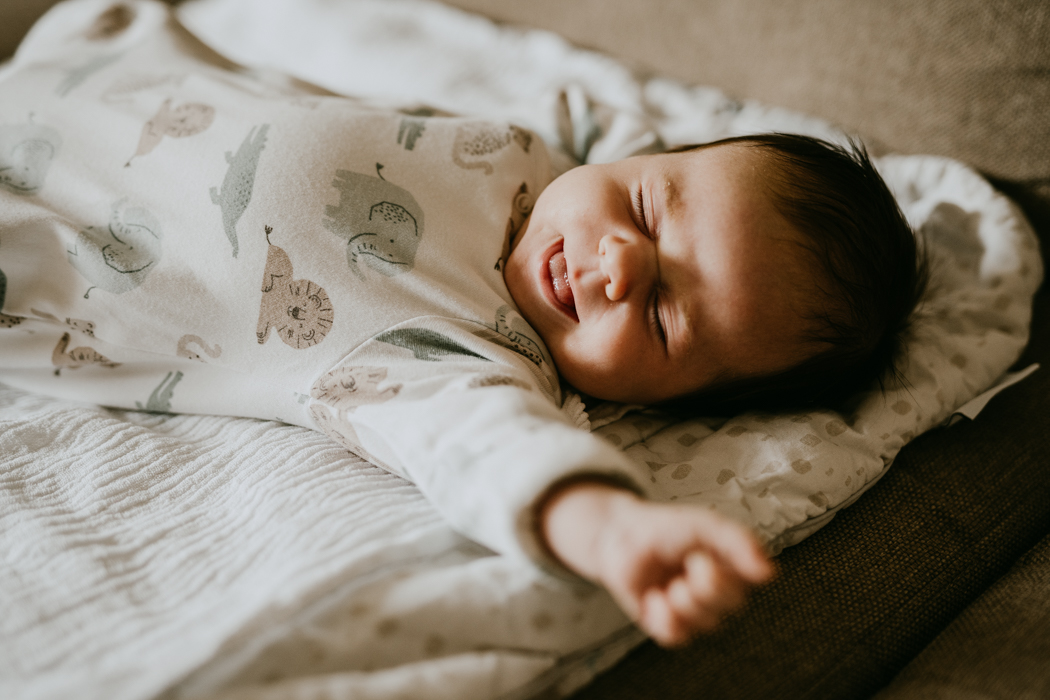 rozciągający się noworodek po spaniu