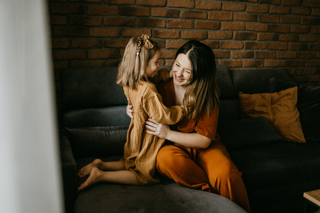 piękne zdjęcie radosnej mamy z córką pochodzące z sesji lifestyle wykonanej przez fotografa rodzinnego z Warszawy