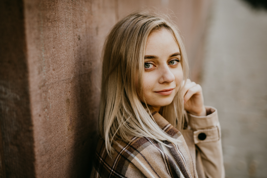 zdjęcie portretowe młodej blondynki wykonane jesienią na sesji zdjęciowej w Warszawie