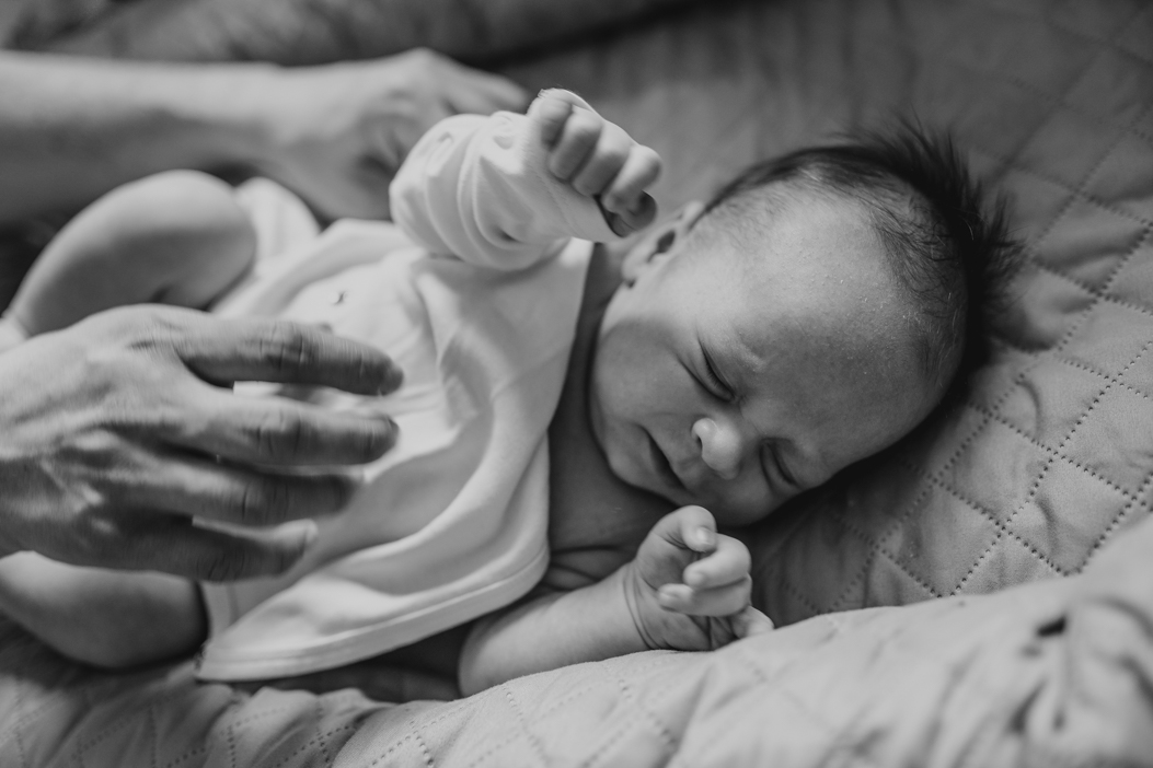 klimatyczne czarno-białe zdjęcie noworodka fotograf noworodkowy warszawa