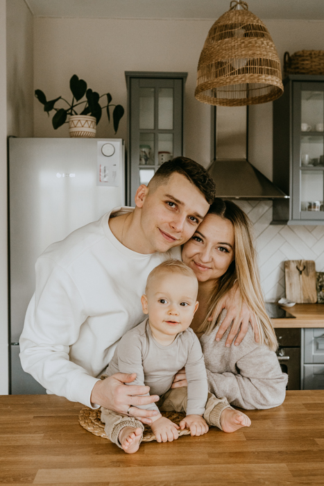 zdjęcie portretowe rodziny dwa plus jeden wykonane w kuchni na sesji zdjęciowej w domu