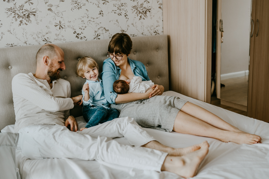 naturalne fotografia rodziny z noworodkiem wykonana na domowej sesji lifestyle w Warszawie