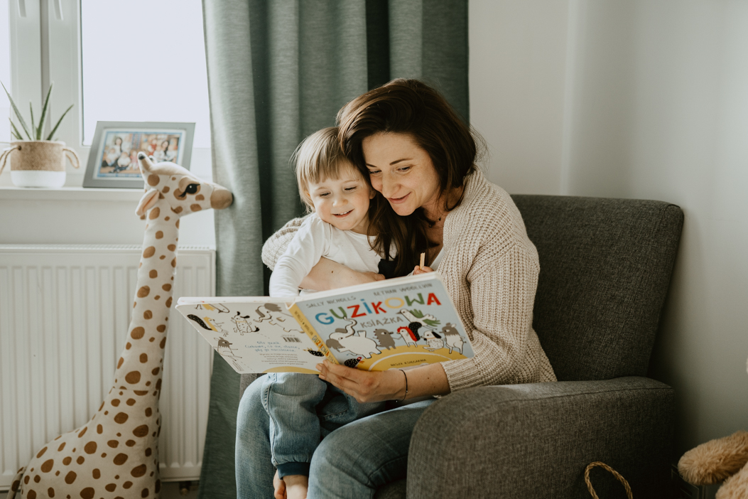naturalna sesja domowa podczas której mama czyta synkowi książkę