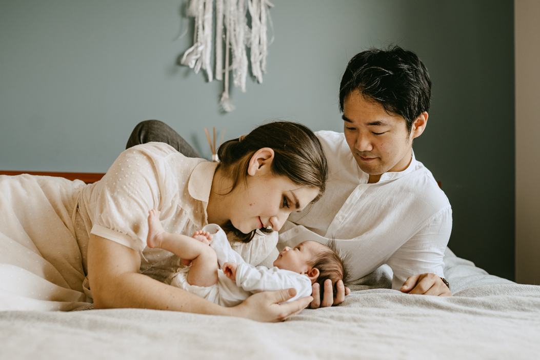 niemowlę oraz rodzice na fotografii rodzinnej wykonywannej przez fotografa