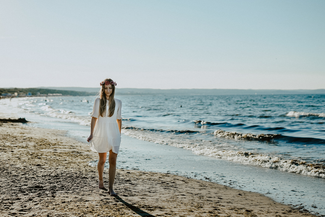 przyszła panna młoda idąca po plaży zdjecie wykonane przez fotografa z warszawy